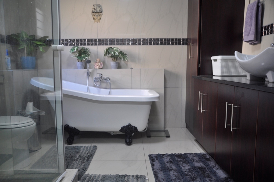 5 Bedroom Property for Sale in Fraaiuitsig Western Cape